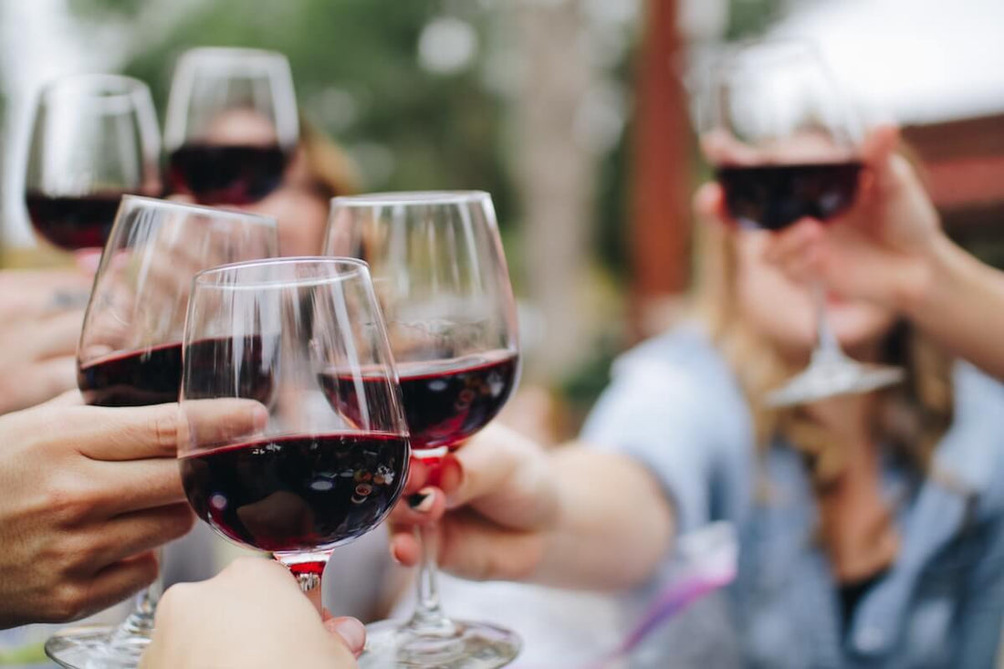 Personnes trinquant après soirée arrosée prenant du vinaigre de cidre pour améliorer leur gueule de bois