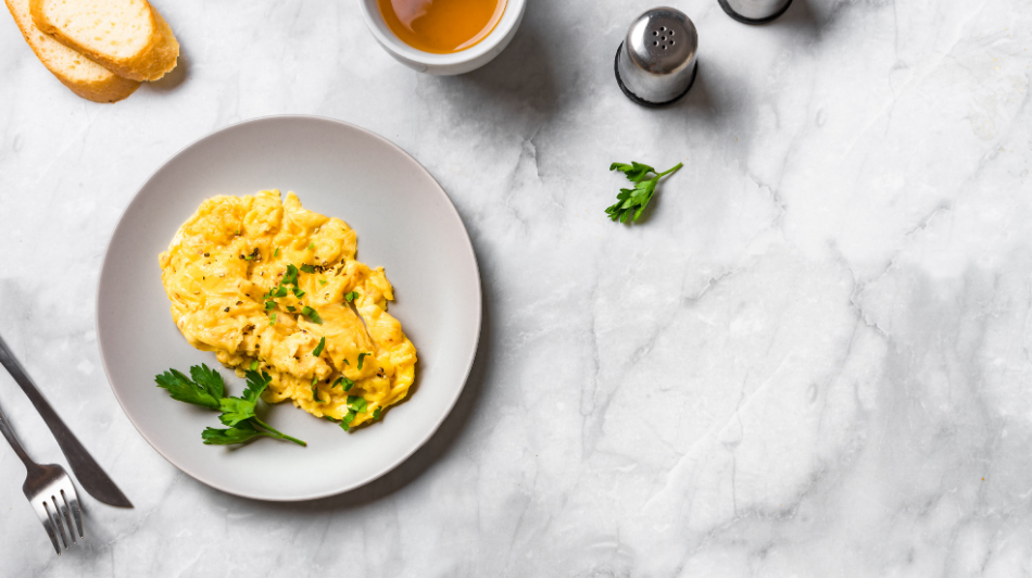Des oeufs brouillés pour un petit déjeuné salé